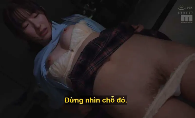 Sếp lớn âm mưu "đè" em nhân viên kiêu kỳ lười nhác, suốt ngày bận tán gẫu với người yêu.